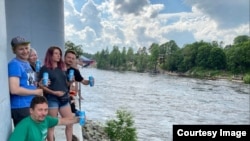 Зрители заплыва на резиновых куклах, в центре – Вера Татосян