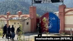 په لدا کې پولیس د تاڼې په وره کې پهره ورکوي - انځور له ارشیفه.