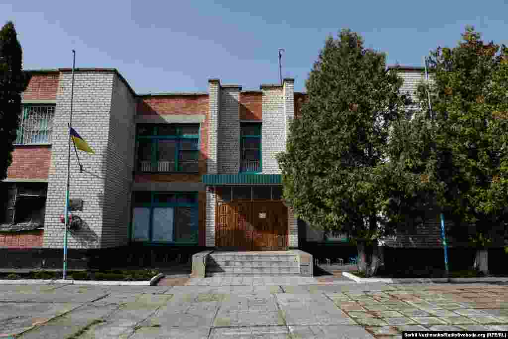 Пошкоджена будівля школи у нещодавно звільненому селі Рудницьке, березень 2022 року / На березень 2024 року будівля школи не відремонтована, хоч, за словами місцевих жителів, і кошти виділенні. Дітей возять на навчання до найближчої школи за 20 кілометрів&nbsp;