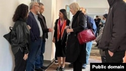 Հայաստանի մարդու իրավունքների պաշտպան Անահիտ Մանասյանը և Եվրախորհրդի մարդու իրավունքների հանձնակատար Դունյան Միյատովիչը Լեռնային Ղարաբաղից տեղահանվածների ժամանակավոր կացարանում, Աղավնաձոր, 17-ը հոկտեմբերի, 2023թ.