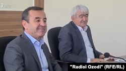 Абдухалил Холикзода (солдо) менен Абдукодир Рустам (оңдо).