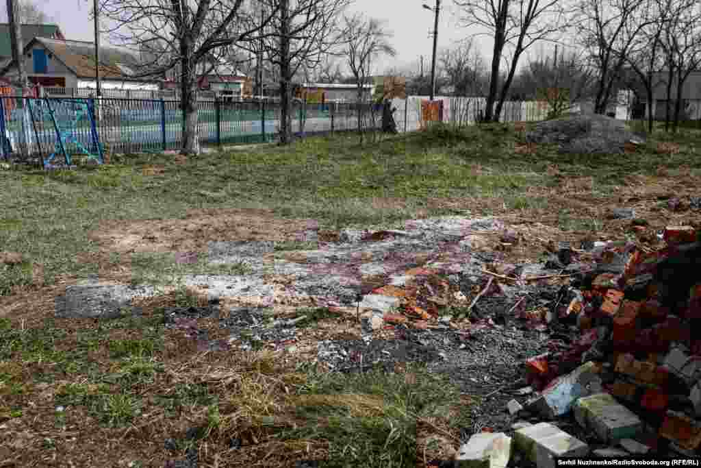 На первом изображении: купол разрушенной церкви в Лукьяновке, селе к востоку от Киева, март 2022 года. По сообщениям, старинную деревянную церковь россияне разрушили намеренно, обстреляв из танков во время отступления из населённого пункта. На втором изображении: та же местность в марте 2024 года. Реконструкция церкви ещё не началась