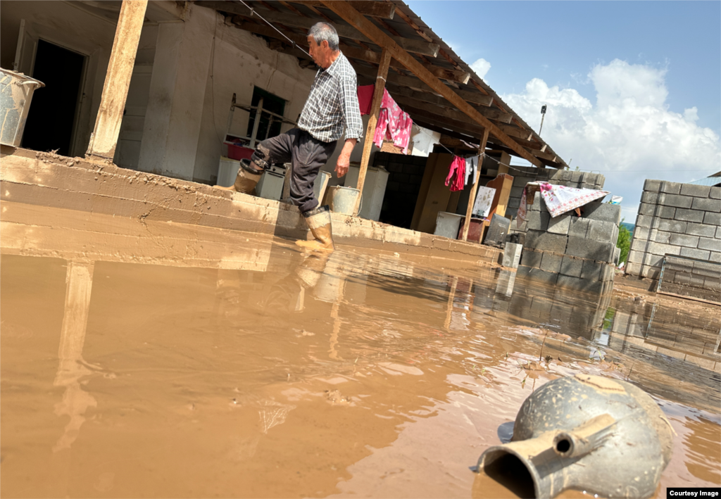 20-апрелде нөшөр жаандан улам Ош облусунун Алай, Кара-Кулжа, Өзгөн жана Кара-Суу райондорунда сел жүрүп, бир катар автоунаа жолдору жабылган. Өзгөчө кырдаалдар министрлиги селде бир киши каза тапканын билдирген. Алай районунда 34 турак жайдын короосун суу каптап, Ош - Сары-Таш - Эркештам унаа жолу бир канча убакыт жабылып, тазалоо иштеринен кийин кайра калыбына келтирилген.