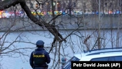 Поліцейський у Празі на берегах Влтави, фото ілюстративне