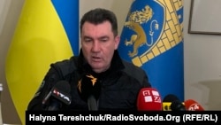 Також, говорячи про підготовку Росією незаконних виборів на окупованих українських територіях, секретар Ради нацбезпеки і оборони назвав це «фарсом»