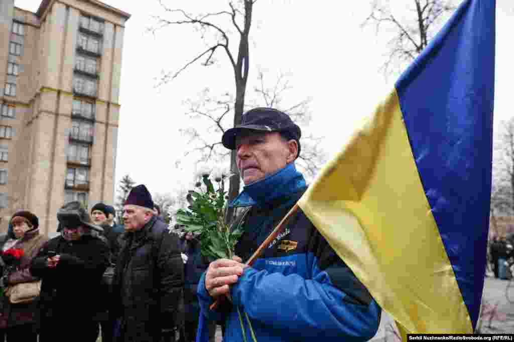 Декілька сотень людей, серед яких були родини загиблих та учасники подій Революції гідності, прийшли вшанувати пам&#39;ять загиблих