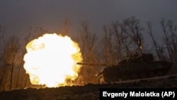 8-nji martda Ukrainanyň tanky Bakmut şäheriniň golaýynda rus pozisiýalaryna tarap ot açýar.