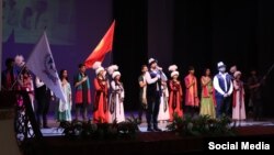 Эл аралык Жогорку Медициналык мектебинин студенттери.