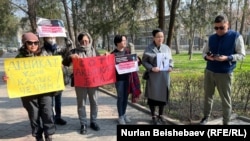 Эркин Рыскулбеков 22-марттагы акцияда (оңдон биринчи).