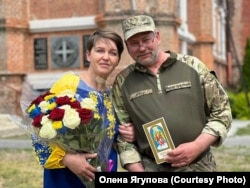 Після звільнення Олена з чоловіком повінчалися в церкві