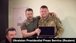 Ukrainanyň prezidenti Wolodymyr Zelenski 27-nji iýulda ençeme gezek howa hüjümine sezewar bolan Dnipro şäherine bardy.