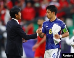 Жапония курама командасынын машыктыруучусу Нажиме Мориясу жана команда капитаны Ватару Эндо.