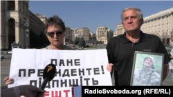 Cергій та Ольга Гряники, батьки загиблого Сашка Гряника на акції «Голоси полеглих Героїв» на майдані Незалежності у Києві. 26 вересня 2023 року