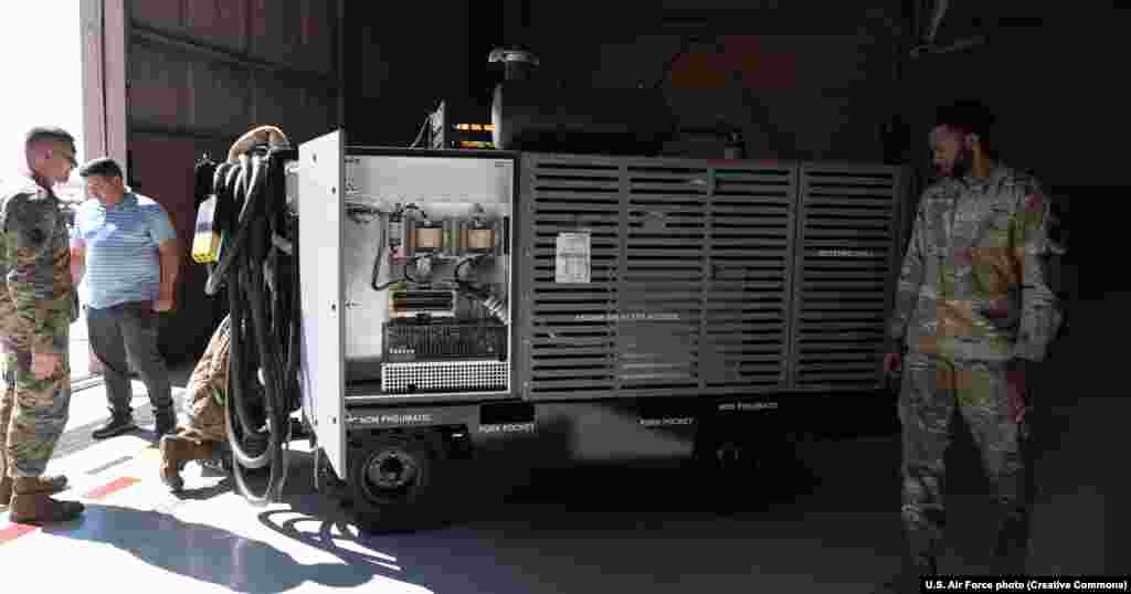 Aerodrom üçin kömekçi enjamlar Enjamlaryň görnüşleri açyk aýdylmaýar. Bu suratda ABŞ-nyň Howa güýçleriniň uçarlaryna elektrik we gysylan howany üpjün ediji enjam görkezilýär.