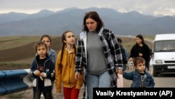 Тоолуу Карабактан качкан армяндар