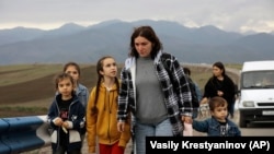 Armenia - Ethnic Armenians from Nagorno-Karabakh walk along the road from Nagorno-Karabakh to Kornidzor village, September 26, 2023. 