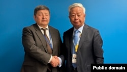 Акылбек Жапаров жана Цзинь Лицюнь.