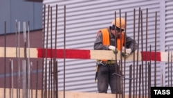 Орусияда курулушта иштеген мигранттардын бири. 