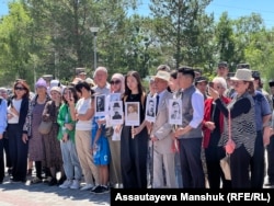 Саяси қуғын-сүргін құрбандарын еске алу шарасына жиналғандар. Жаңалық ауылы, Алматы облысы, 31 мамыр 2016 жыл.