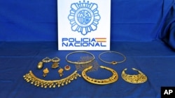 11 викрадених золотих предметів культурної спадщини України на суму понад 60 млн євро, які поліція Іспанії конфіскувала у 5 осіб, котрі намагалися їх продати. Цю світлину було оприлюднено 23 жовтня 2023 року 