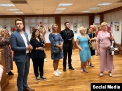 Көргөзмөнүн көрүүчүлөрү.