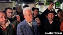 Адахан Мадумаров тарапташтары менен. 26-апрель, 2024-жыл. Сүрөт "Кактус медиадан" алынды.   