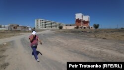 İqtisadi cəhətdən uğursuz Ülkэn kəndində tərk edilmiş evlər. O, atom elektrik stansiyasının mümkün tikintisi üçün yer kimi nəzərdən keçirilir.