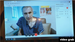 Ушул айдын башында Михаил Саакашвили сотко видео байланыш аркылуу катышкан жана анда экс-президент кыйла арыктап, арып-азган абалда болгон.
