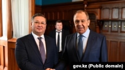 Министр иностранных дел Казахстана Мурат Нуртлеу (слева) пожимает руку главе МИД России Сергею Лаврову