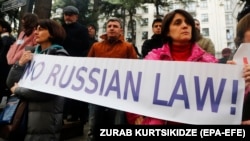 "Чет элдик агенттер" тууралуу мыйзамга каршы акция. Тбилиси, 6-март,  2023-жыл