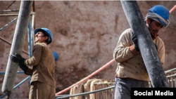 آرشیف - کارگران حین کار در یک ساختمان در ایران