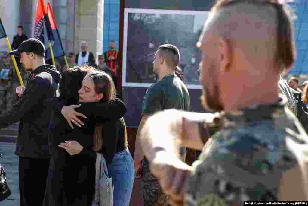 Друзья и родственники утешают друг друга. В соцсети друг Петришина написал, что тот пошел воевать, несмотря на плохое здоровье