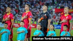 Кыргызстандын футбол боюнча улуттук курамасынын оюнчулары беттеш алдында гимнди ырдап жатат. 6-июнь, 2024-жыл 