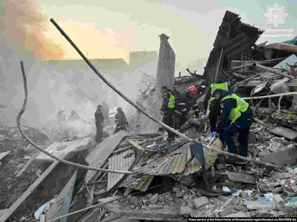 Наслідки російського ракетного удару по Хмельницькому. Наразі відомо про загибель двох людей, і п&#39;ятьох поранених. Одну дівчину вдалося живою врятувати з-під завалів. На фото якраз момент, коли рятувальники знайшли її. Росія на світанку 22 березня атакувала енергетичні об&#39;єкти і житловий сектор Хмельницького. Частина міста залишилася без енергопостачання. Попри докази і свідчення, Росія від початку&nbsp;повномасштабного вторгнення&nbsp;заперечує цілеспрямовану&nbsp;атаку на цивільних