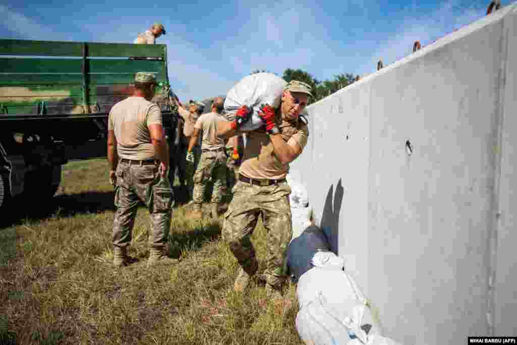 Після зриву угоди, яка дозволяла поставки зерна, влада України неодноразово заявляла, що Кремль посилив свої атаки на українські чорноморські порти та інфраструктуру, які мають вирішальне значення для експорту сільськогосподарської продукції, необхідної для вирішення глобальної продовольчої кризи