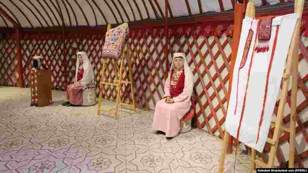 Уюштуруучу Асел Калканованын айтымында, &quot;кызыл түс турмуш кура элек кыздар кызыл чоктой, аны кармоого болбойт&quot; деген маанини да туюндурат.&nbsp;&nbsp;