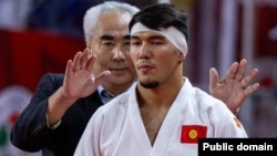 Эрлан Шеров машыктыруучусу менен. 