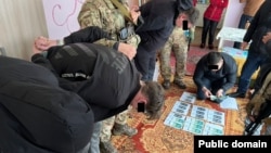 Кылмышка шектүүлөрдү кармоо учуру. Ысык-Көл. 12-февраль, 2024-жыл. УКМКнын сүрөтү