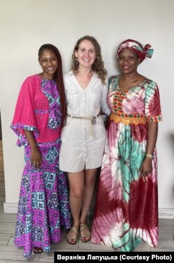 Вераніка з жанчынамі са Сьера Леонэ падчас сьвяткаваньня Курбан-байрам