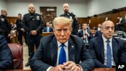 Дональд Трамп сот залында. 