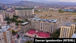 Бишкектеги көп кабаттуу үйлөрдүн бири. Иллюстрациялык сүрөт.