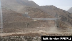 "Зарафшон" ишканасы жана анча алыс эмес жайгашкан аффинаждык заводдон чыккан чаң.