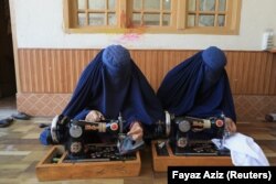 برخی از زنان با استفاده از مهارت خیاطی در تلاش پیدا کردن عاید برای حمایت از خانواده های خود اند