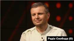 Згідно з положеннями Кабміну, Державна митна служба, як і Державна податкова служба, координуються Кабінетом міністрів через міністра фінансів. Але, за словами міністра, контроль над митницею належить правоохоронцям 