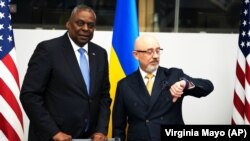 Міністр оборони України Олексій Резніков і міністр оборони США Ллойд Остін (ліворуч) на засіданні Контактної групи з питань оборони України у форматі «Рамштайн». Брюссель, 15 червня 2023 року