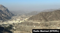 گزارش می‌افزاید که دو پوستۀ پاکستانی در نتیجه تیراندازی از جانب افغانستان منهدم گردید.
