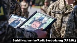 «Останній подих віддали за нас». Прощання із бійцями «Сталевої сотні» – кумами, які разом загинули на Донбасі (фоторепортаж)