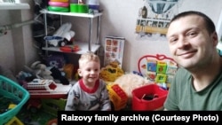 Кирило Раізов з татом. Фото з особистого архіву родини