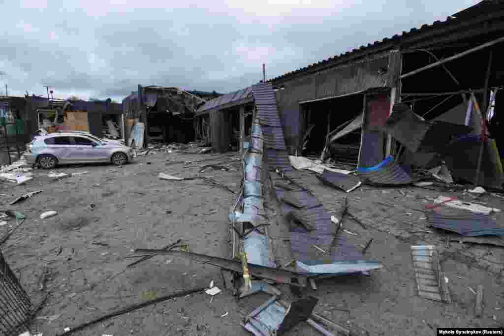 Зруйновані ракетним ударом споруди та автомобілі у Дніпрі. У Дніпрі 20 квітня оголосили днем жалоби за загиблими внаслідок ранкової російської атаки, повідомив мер Борис Філатов. &laquo;Шановні дніпряни, повідомляю, що розпорядженням міського голови завтра в Дніпрі оголошено траур&raquo;, &ndash; написав він у телеграмі &nbsp;