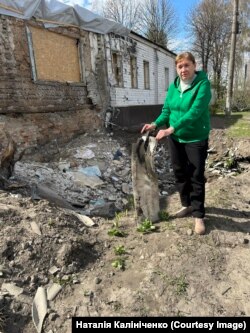 Крило від КАБу, який зруйнував житловий будинок у Білопіллі. Білопілля, 24 березня 2024 року